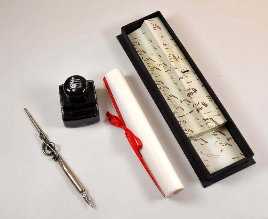 Schreibset mit Federhalter aus Zinn, Tinte und Papier